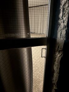 八丈島リードパークリゾートの屋上のカーテンを閉めるところ 星空鑑賞への配慮