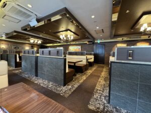 秋葉原肉の万世のおしゃれな店内。席は広々。