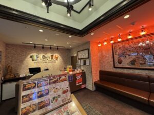 アキバプレイスの肉の万世のエンタランス。女子にも嬉しいきれいでおしゃれな店舗。