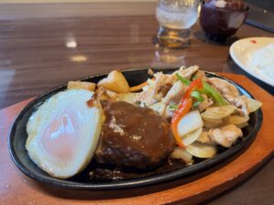 秋葉原　肉の万世　ハンバーグと生姜焼き目玉焼きのせ。ボリュームたっぷりな上、野菜もたっぷり。