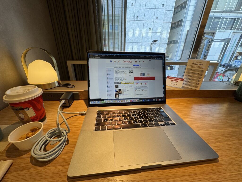 オリーブラウンジの2階、シェアラウンジのワークデスク。ゆったりとしていて使いやすく、眺めも最高