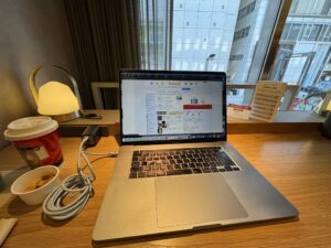 オリーブラウンジの2階、シェアラウンジのワークデスク。ゆったりとしていて使いやすく、眺めも最高