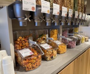 olive lounge のシェアラウンジ2階のスナックバー。おしゃれで美味しそうなものがたくさん、取り放題！