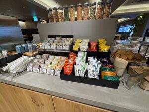 オリーブラウンジのshare loungeのスープバー。色々あって迷っちゃう。チョコクロワッサンも！パンも各種揃えられている