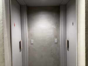 olive lounge 新宿通のトイレ。男女別で嬉しい。中は個室２つあるので、そこも安心。