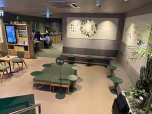 オリーブラウンジ新宿通の地下一階。銀行待合室もおしゃれでゆったり座れる。