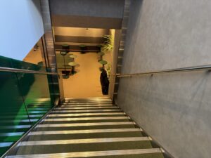 Olive Lounge新宿通の地下への階段。シェアラウンジや銀行へ