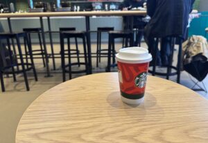 Olive Lounge新宿通店1階のスターバックスの座席。真ん中に大きなテーブルとハイスツール。周りにソファ席