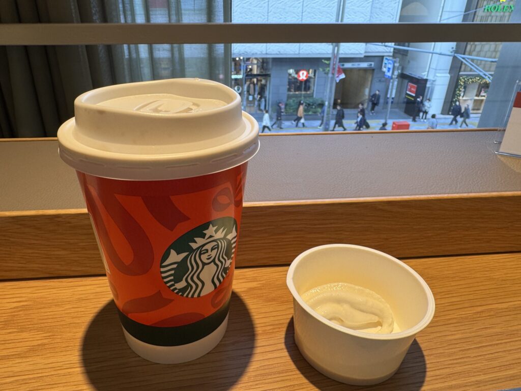 シェアラウンジ2階でソフトクリームで息抜き