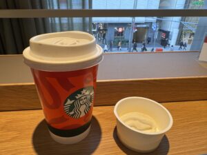 シェアラウンジ2階でソフトクリームで息抜き