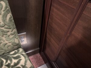 有楽町ルノワールの電源席は壁際にそってあります