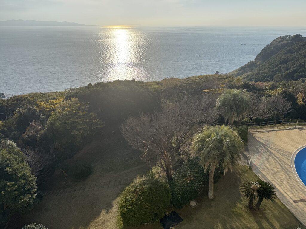 グランメルキュール南房総海へと続く道の入り口はプールの横