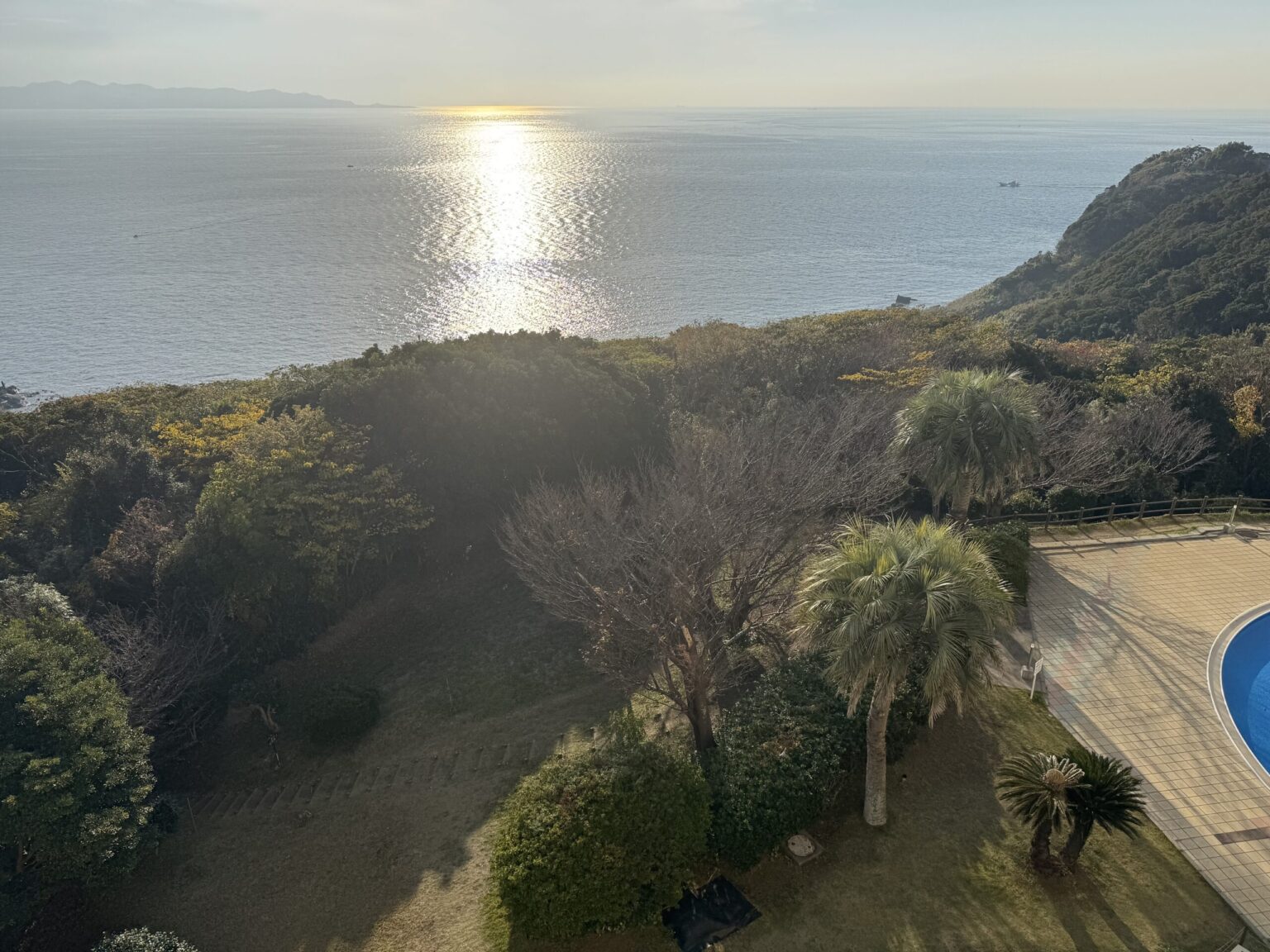 グランメルキュール南房総海へと続く道の入り口はプールの横