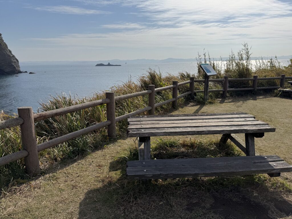 グランメルキュール南房総から海への道の途中にあるピクニックテーブル。海を臨める最高の環境