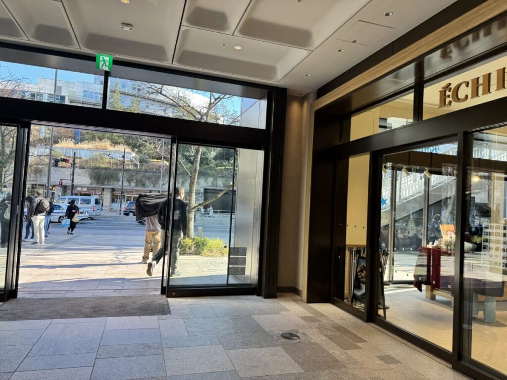 シェアラウンジへの最短の扉は、1階のエシレ横