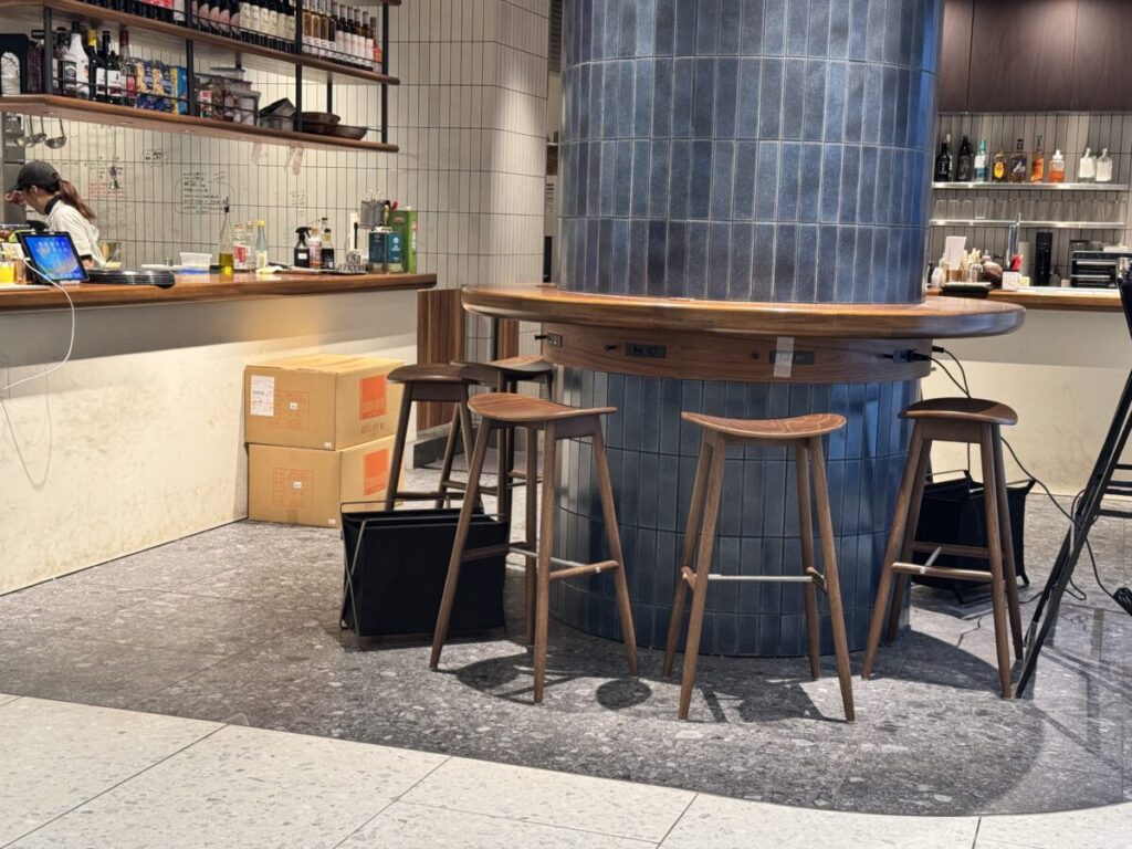 麻布台ヒルズカフェの電源席はハイスツール