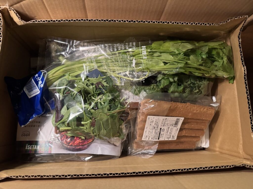 伊勢丹ドアで届いたボックスの中にクルミっ子切り落としの袋が割れないように一番上に入っている