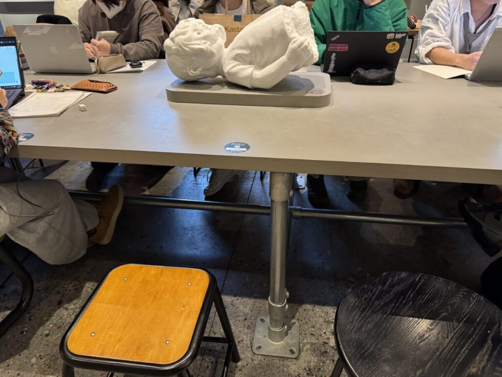 スターバックス京都Bal店は大きなテーブルの上にアートがのっている。そのテーブル席が電源席