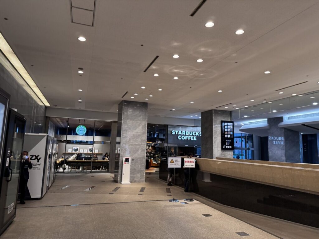 新宿マインズタワーstarbucks店の前にはスタンディングのワークスペースやweb会議用のブースも用意されていて便利