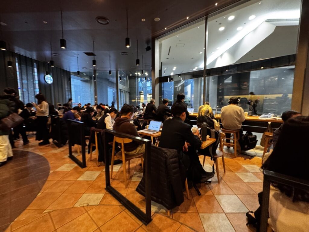 新宿マインズタワーのスターバックスは夕方は高校生でいっぱい