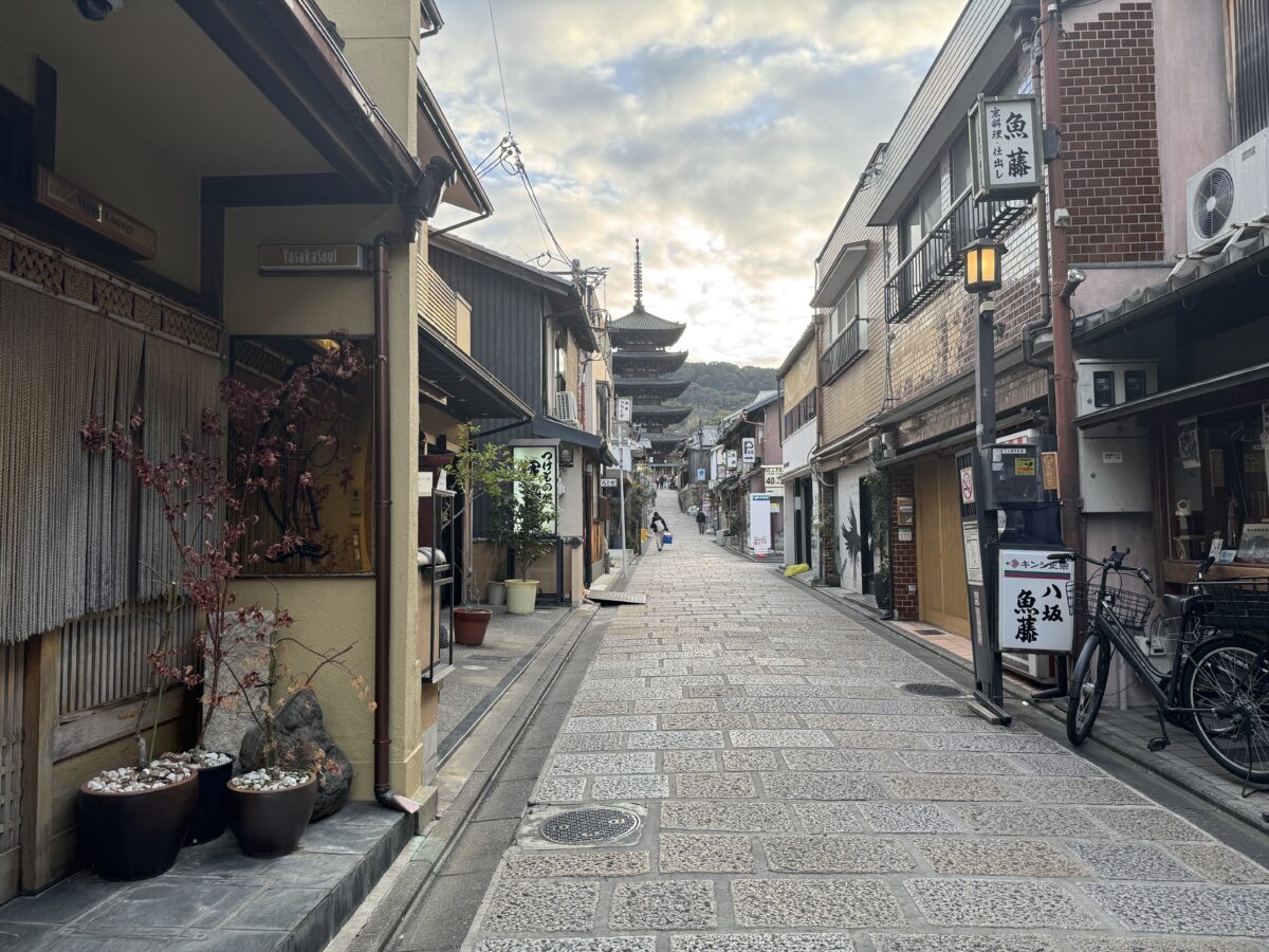 朝早くは人がいない。人の写り込みがない五重塔が撮影できる