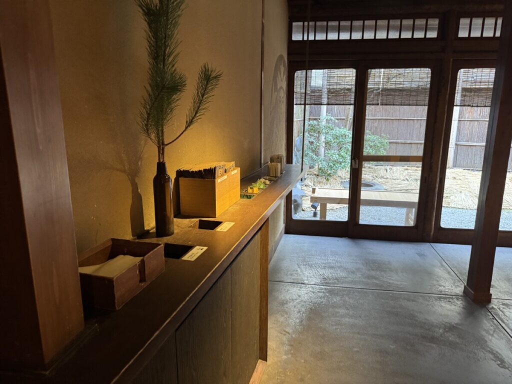 8時開店組は、一旦奥まで歩かされ、一律階段を上がることになり、席が選びづらい