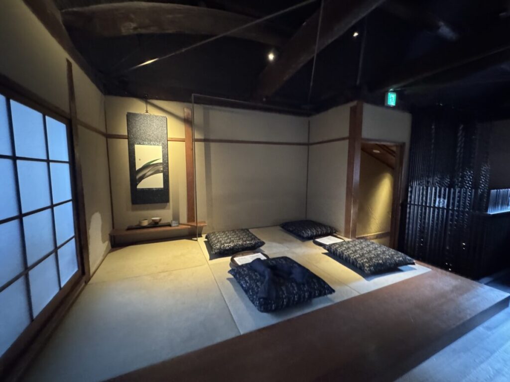 スタバ二寧坂の畳席 世界で唯一の畳スタバでコーヒーを飲む