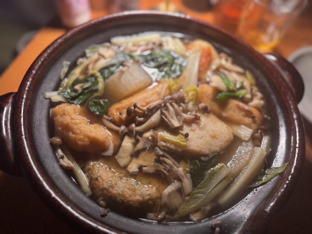 食べる30分前に練り物を入れて温め直す。良い出汁が出て透き通るおでんのできあがり!