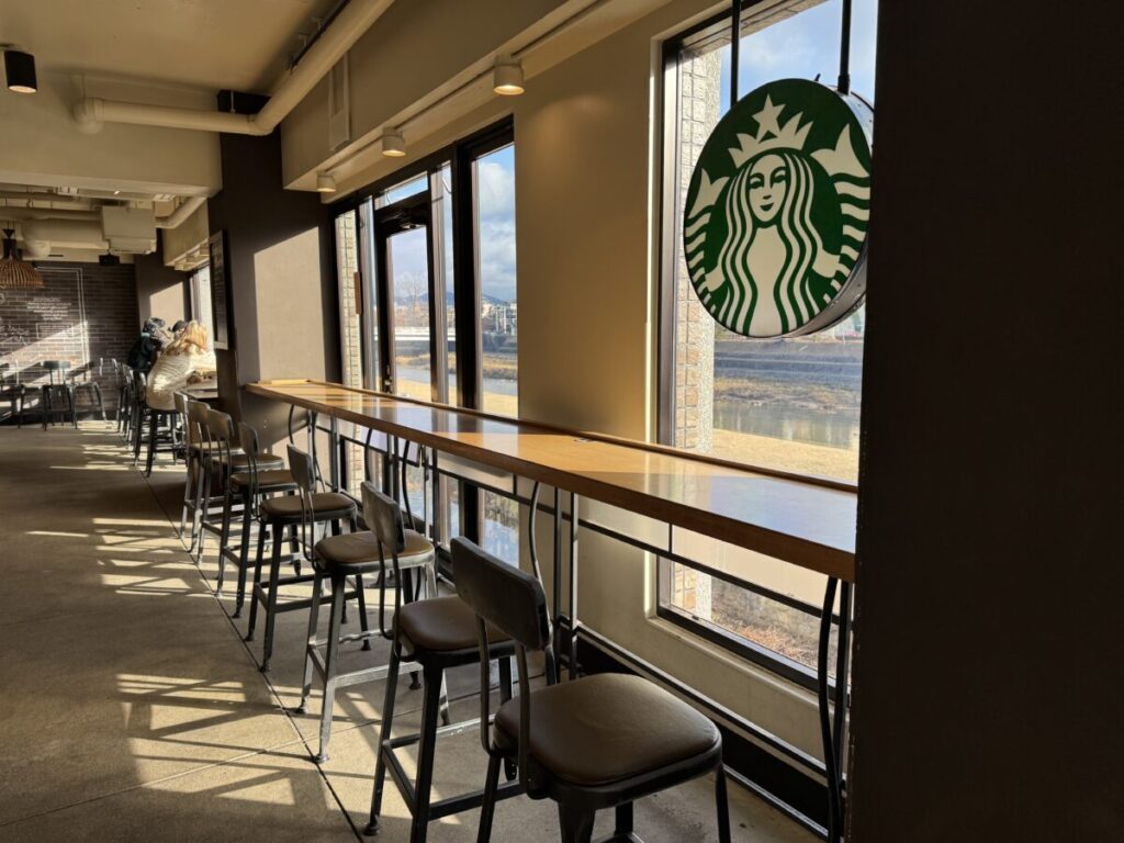 スターバックス三条大橋店は朝8時から9時すぎくらいまで人が少なくカウンター席で川をゆっくり眺められる 電源はなし