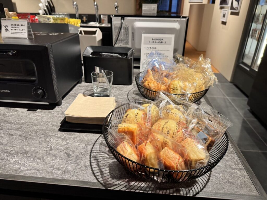 シェアラウンジにあるパンとbalmudaトースター