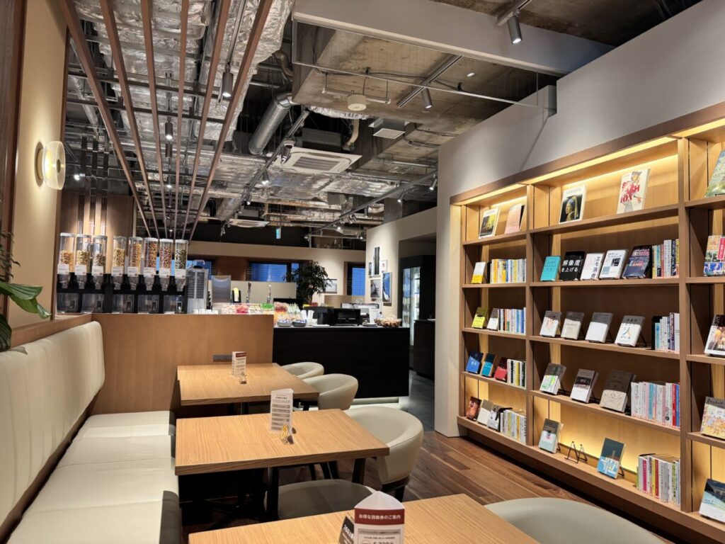 シェアラウンジ神谷町のソファ席はゆったり。電源も背もたれの下にある。