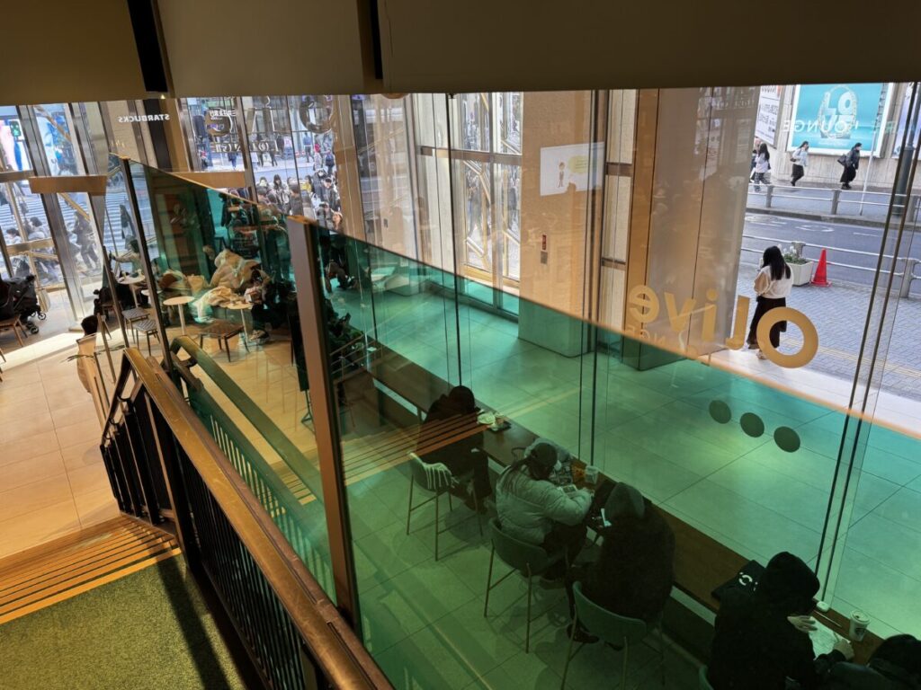 渋谷西武B館　三井住友　olive スターバックス１Fはコーヒーだけで座れるが激混み