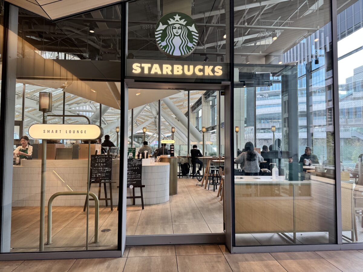 高輪ゲートウェイ駅の上にあるstarbucks入口　スマートラウンジの文字がある