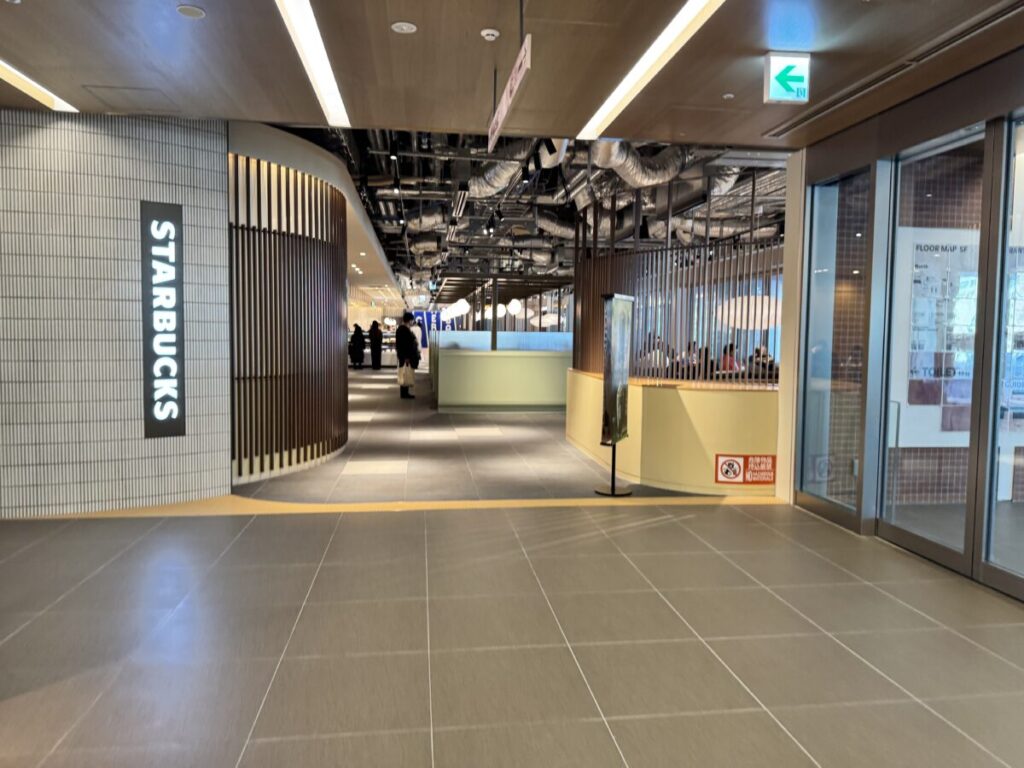 高輪newomanのスターバックス店入口。予約できる商談室がある