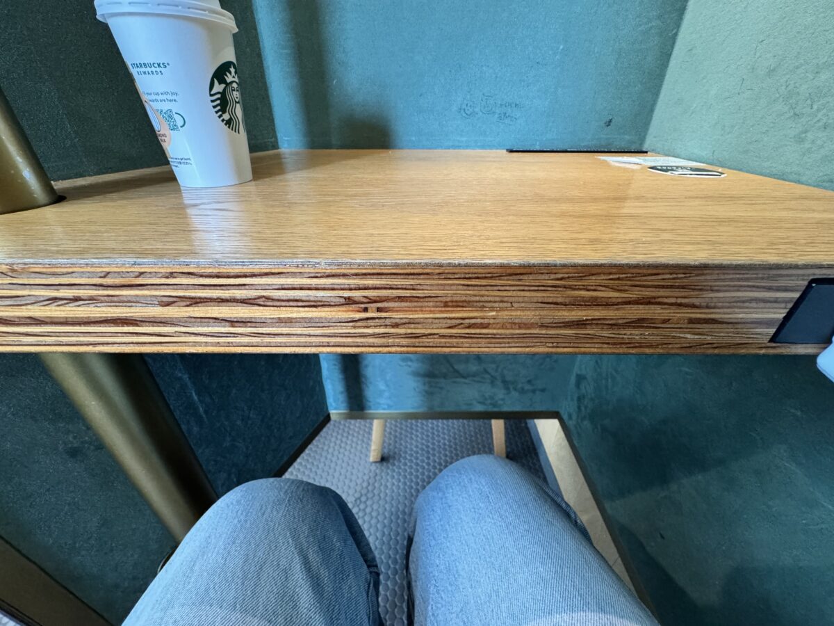 スターバックス高輪ゲートウェイ店の半個室で座ったところ　少し椅子が硬くて高いので調整が必要