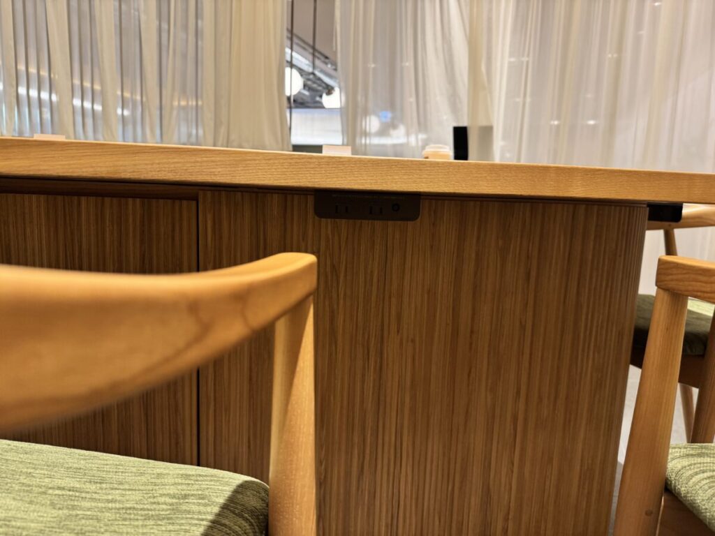 高輪ニューマン　スタバの個室espressoは隠れたところに電源がある。前席対応