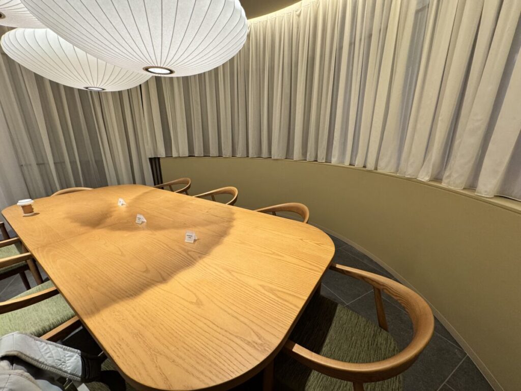 高輪ニューマン店のエスプレッソ個室　仕切りはカーテン