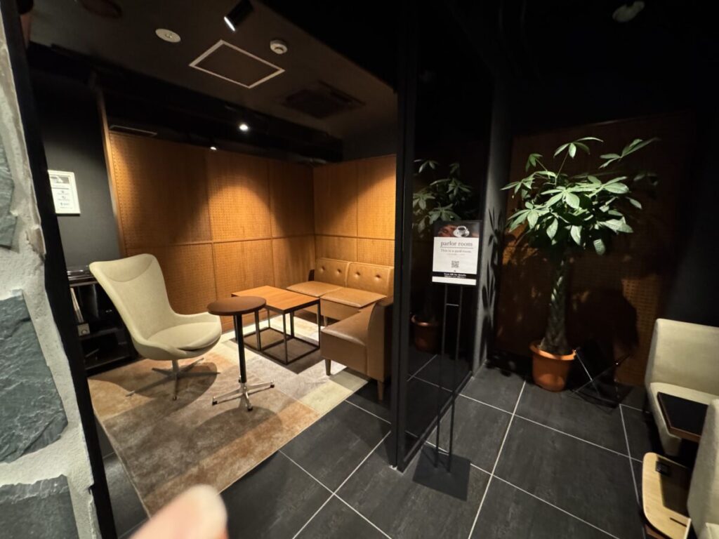 上島珈琲 溜池山王駅前店の奥にある秘密の部屋。パーラールームの入り口