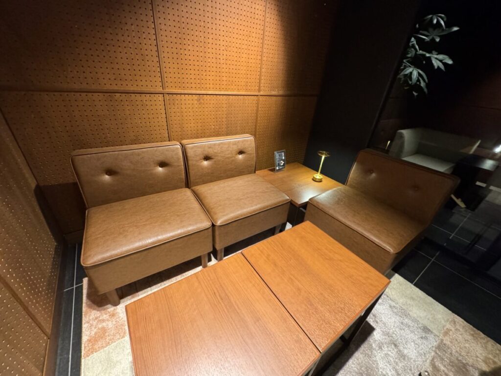 上島珈琲parlor roomのソファーと照明