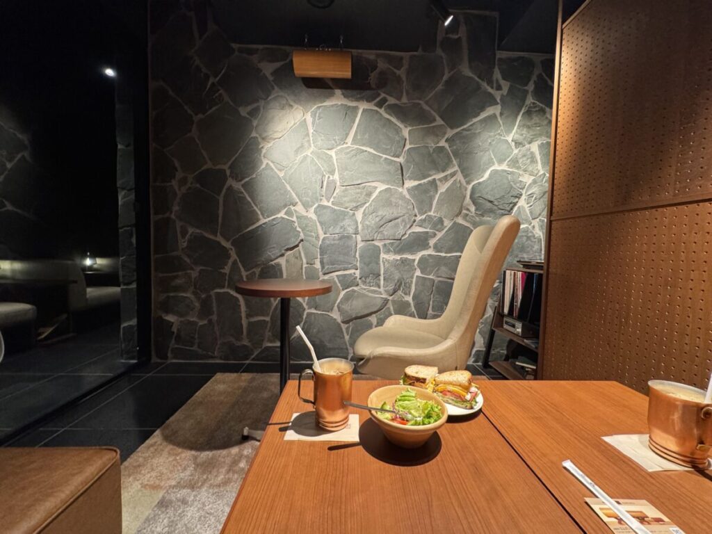 ランチしながら音楽を聞いて、リラックス。上島珈琲個室の一番良い使い方かも。