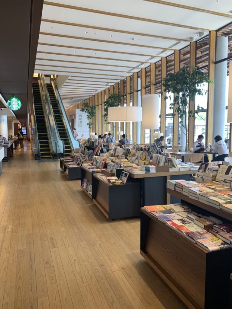 和歌山市駅の図書館に作られたスタバ。本に囲まれて本好きには最高の場所。もちろん電源も豊富
