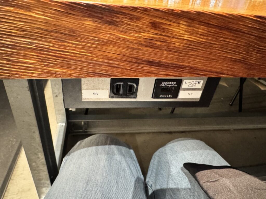 八重洲パブリックの電源の様子　大きなテーブルについている