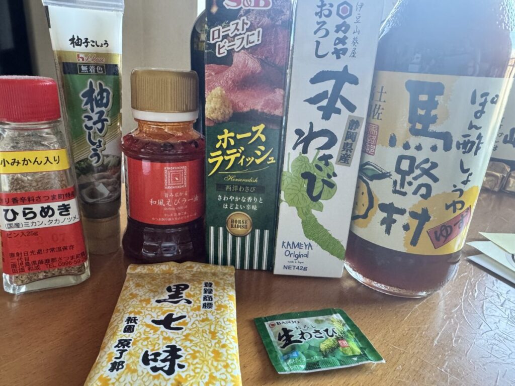 柚子胡椒の代用に使う調味料。好みに応じて調整できるズボラ料理家愛用の調味料：ホースラディッシュ、本わさび、ポン酢、七味　これを組み合わせて代用柚子胡椒を作ります