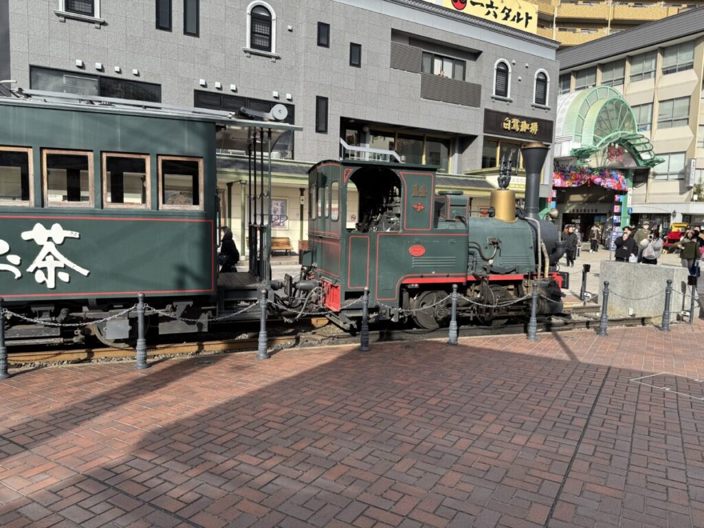 愛媛道後温泉の坊っちゃん列車は広場で待機