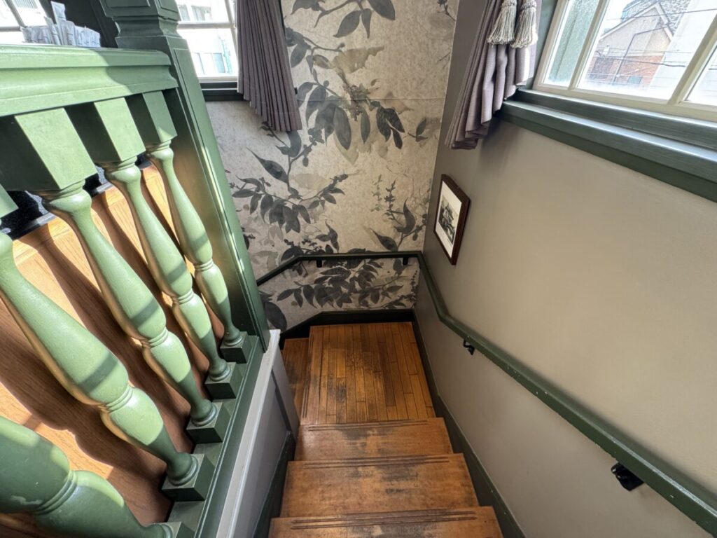 道後温泉スターバックス明治風かわいい階段