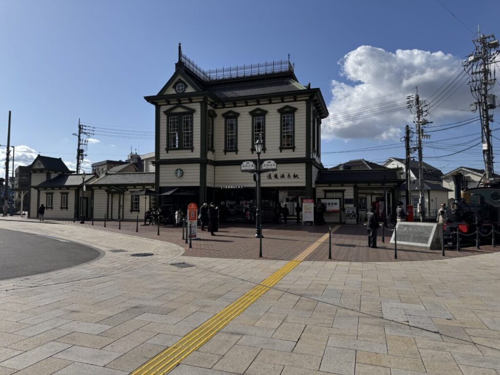 道後温泉駅舎のスターバックス外観