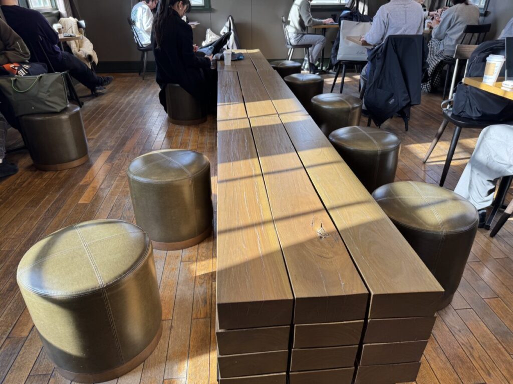 松山道後温泉駅舎スターバックスの枕木テーブル