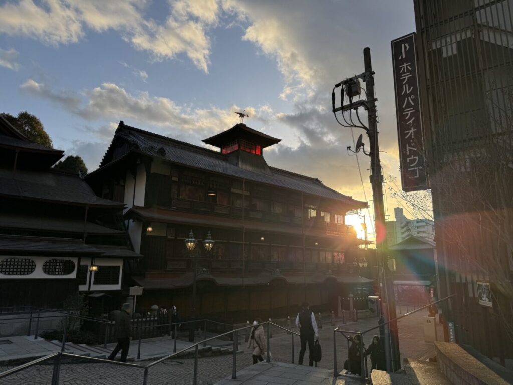 道後温泉は明治時代に建てられた銭湯。それが今も現存するのは奇跡