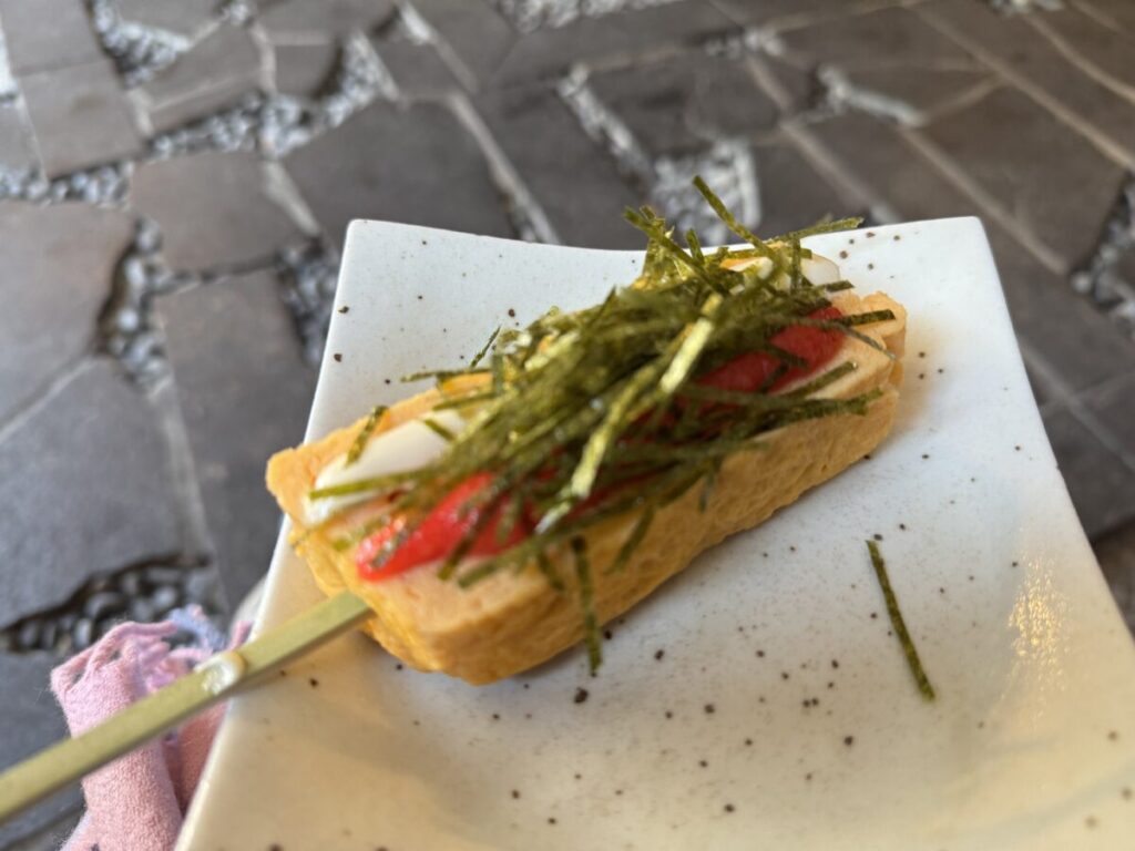 川越　えびす庵のだし巻き玉子串は座って食べられるのもポイント高し。