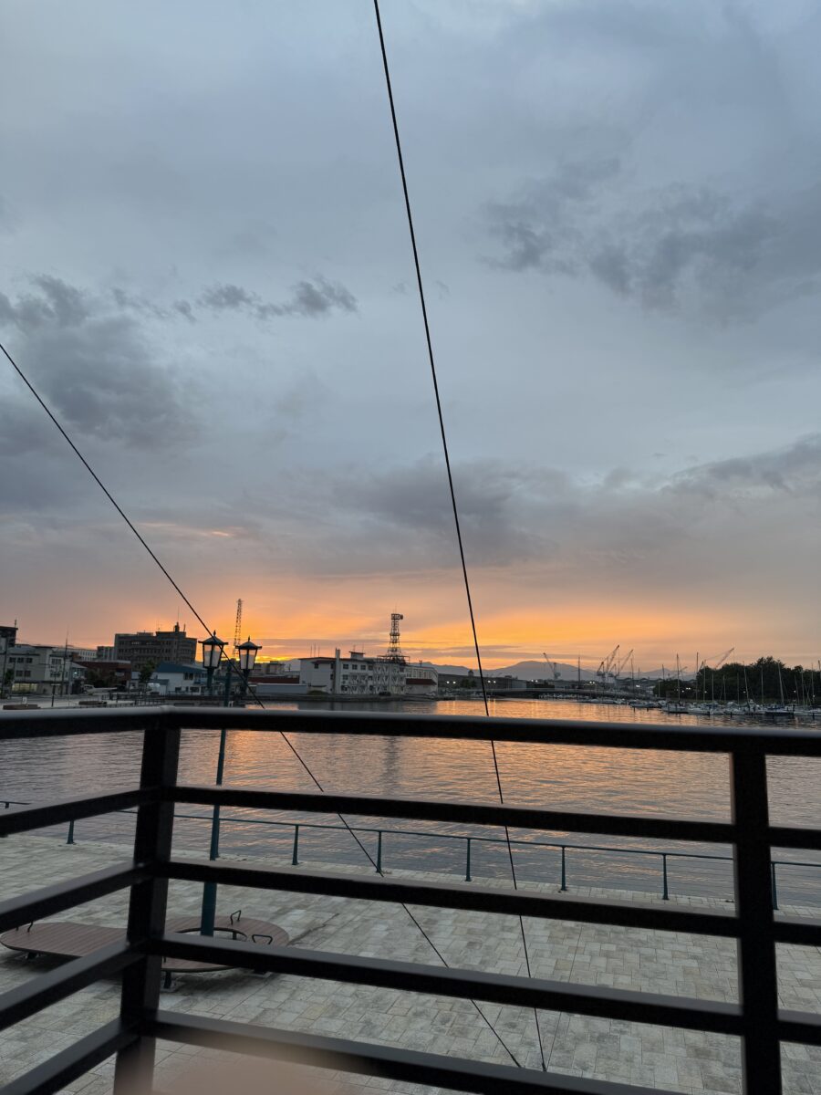 函館ベイサイド店からの夕日は最上級。座って思う存分目に焼き付けて